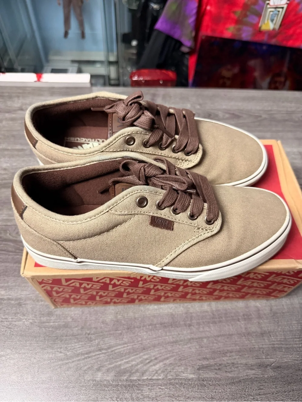 Vans Atwood Deluxe men size 8.5 (khaki/marshmallow)
